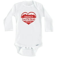 Neko u jugojkutionici me voli South Bend Indiana Skyline Heart One Baby Bodysuit, 6-mjesečni bijeli