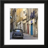 Fiat Vožnja u uskoj ulici, Sassari, Sardinija, Italija, scenski prevoz UKLJUČENO UMJETNO ZIDNOST Zidno