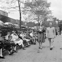 Central Park, 1942. Noutside The Central Park Restaurant u New Yorku. Fotografija Marjory Collins, 1942.