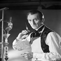 Peter Cushing sa štrcaljkom