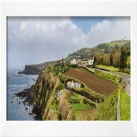 Pogled na poljoprivrednu površinu duž obale, otok Terceira, Azore, Portugalija uokvirena štamparska