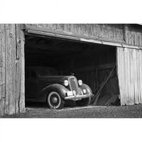 Crno-bijela slika prednje strane antičkog automobila unutar drvene barene - Frankford Ontario Canada
