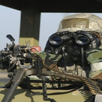 Vojnik gleda kroz dvogled iz njegove izglede tokom operativne spremnosti za vježbanje za vježbanje
