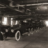 Red automobila iz Cadilka izlazi iz montažne linije 1917. Cadillac je kupio General Motors u historiji