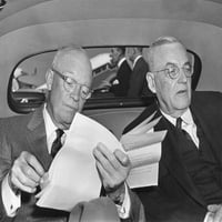 Predsjednik Dwight Eisenhower i sekretar države John Foster Dulles History