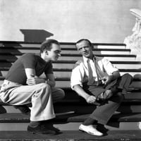 Fred Astaire sjedi na stepenicama u bijeloj košulji crno-bijeli ispis fotografija