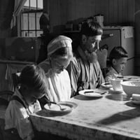 Amish porodica koja se moli prije ispisa plakata obroka