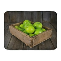 Wood Green Basket jabuke u starom bo na drvenim crnim voćnim prostirnim prostirnim prostirkom 23.6x