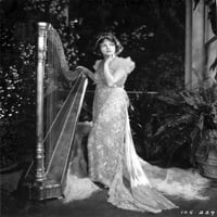 Corrinne Griffith na čipkoj haljini sa harfom ispisa fotografija