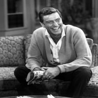 Dick van Dyke smijao se kao Rob Petie sjedeći na kauču Dick van Dyke Show Plaster
