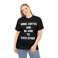 Pijte kafu i budite ljubazni prema jednoj drugoj grafičkoj majici uniznoj grafičkoj majici