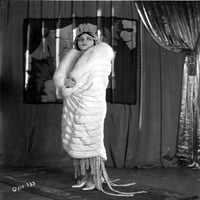 Pola Negri postavljen u bijelom krznenom kaputu