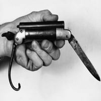 Izbliza čovjekove ruke koja drži kombinirano oružje za pištolj na pištolju nožem, print plakata